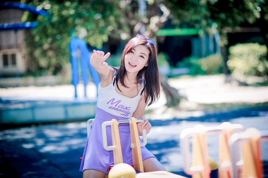 “吼~”伏德一把拔出了腿上的箭簇，身体一滚，滚进了对方的战船之中，手中钢刀一刀将两名江东战士的腿齐根斩断，这是他这辈子第一次，作为自己参战，无所谓忠诚，无所谓为谁而战，他只想为自己战一次，哪怕，是最后一次。